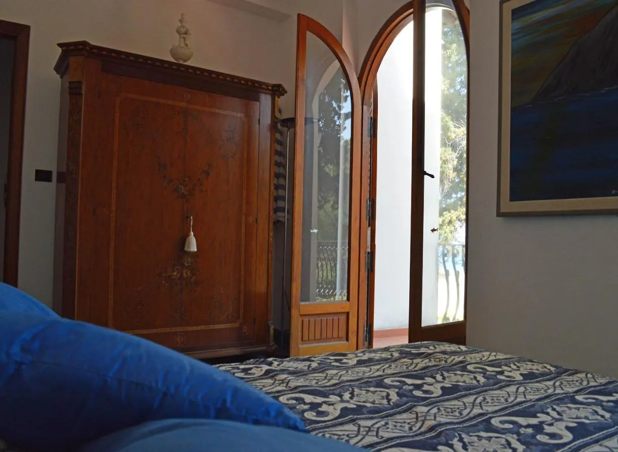 Villa Luigina - Seafront Villa In 카포오를란도